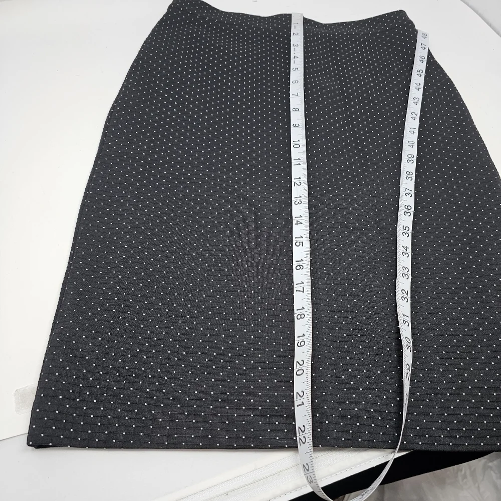 NWT Banana Republic Skirt Womens Size 0 Black Knee Length Textured Design Lined.